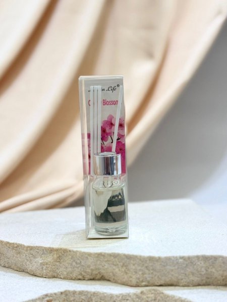 فواحة زجاج مع غطاء فضي 10ml ( عطور من الورد )